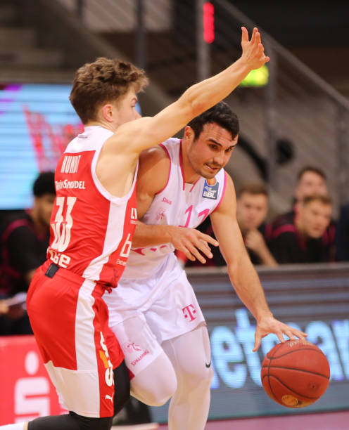 紧张激烈的 紧张激烈的